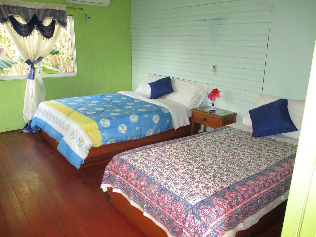 Hotel Flemming Tree Providencia Island Bagian luar foto
