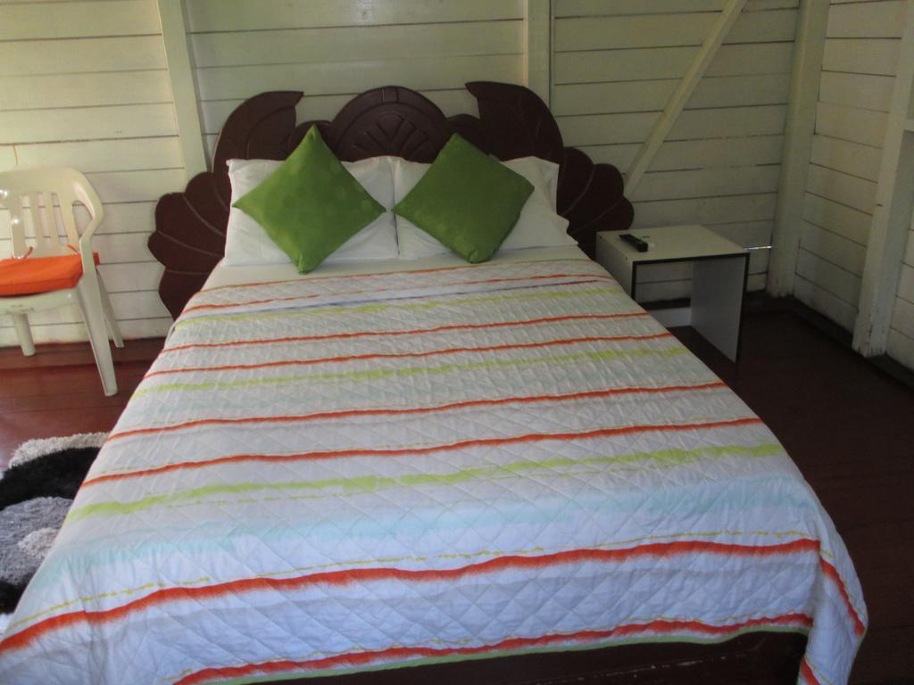 Hotel Flemming Tree Providencia Island Bagian luar foto