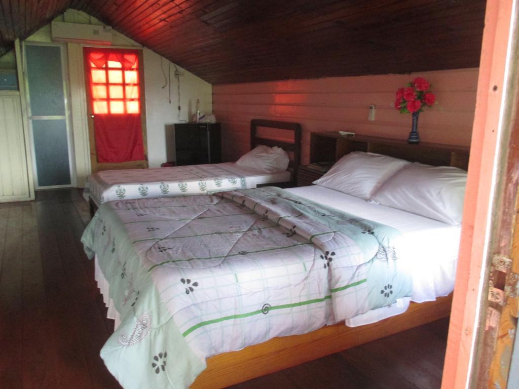 Hotel Flemming Tree Providencia Island Bagian luar foto