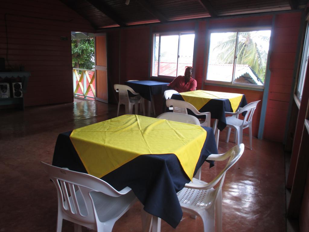 Hotel Flemming Tree Providencia Island Bagian luar foto